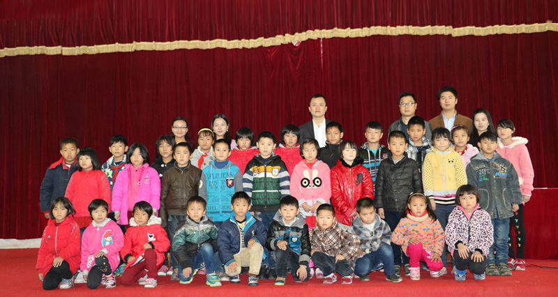 人人安康公益助學攜手李銳、應采兒赴湘西龍山茅坪小學，與孩子一起歡度「六一」.jpg